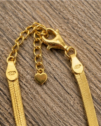 Dettaglio della chiusura con moschettone e catenella della collana Snake in argento 925 dorato.