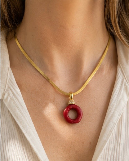 Collana Snake in argento 925 dorato con pendente in corallo bambù rosso indossata.