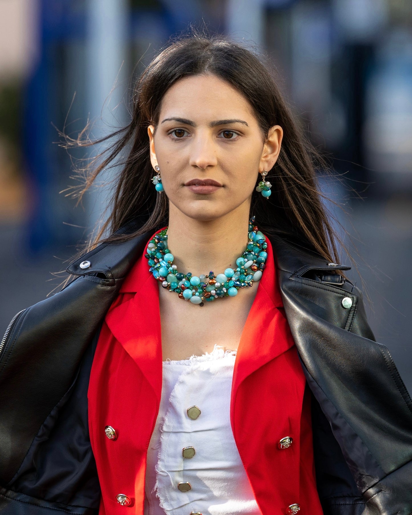 Collana turchese multifilo indossata con pietre naturali e cristalli, gioiello elegante Attimi Gioielli Velletri Roma negozio e online