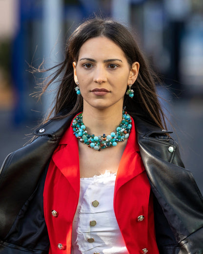 Collana turchese multifilo indossata con pietre naturali e cristalli, gioiello elegante Attimi Gioielli Velletri Roma negozio e online