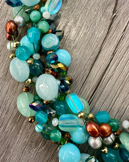 Collana artigianale multifilo turchese con pietre naturali e perle, dettaglio lavorazione intrecciata Attimi Gioielli Genzano Velletri  Roma