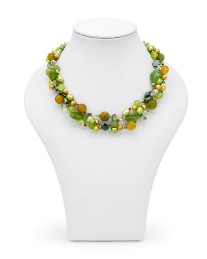 Collana Intrecciata Versione Essenziale realizzata a mano con agata, giada, ematite e perle naturali nei toni del verde lime.