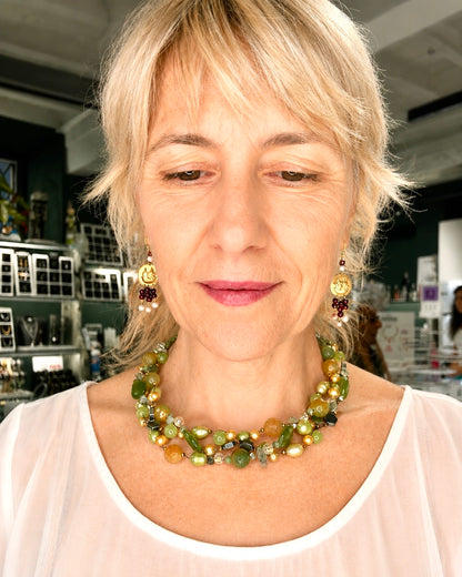 Collana Intrecciata Versione Essenziale verde lime con agata, giada, ematite e perle naturali indossata.