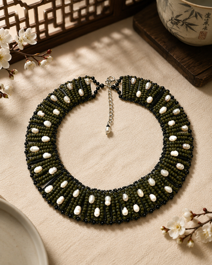 Collana verde oliva con perle naturali in ambientazione elegante d’ispirazione orientale.