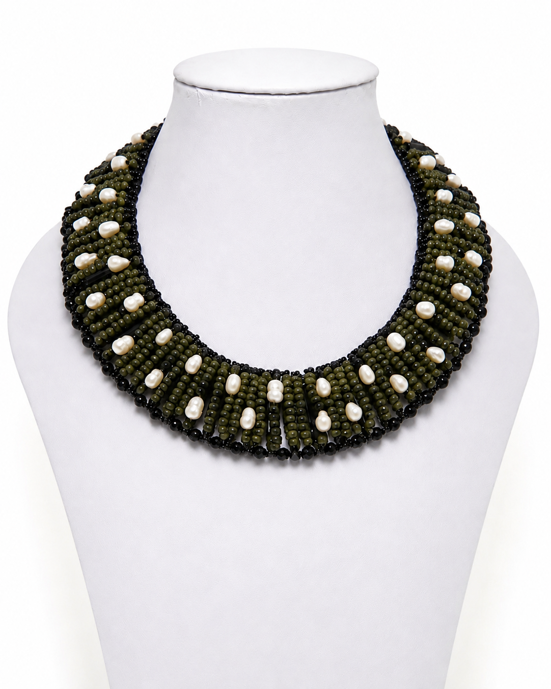 Collana realizzata a mano con perline verde oliva, dettagli neri e perle naturali.