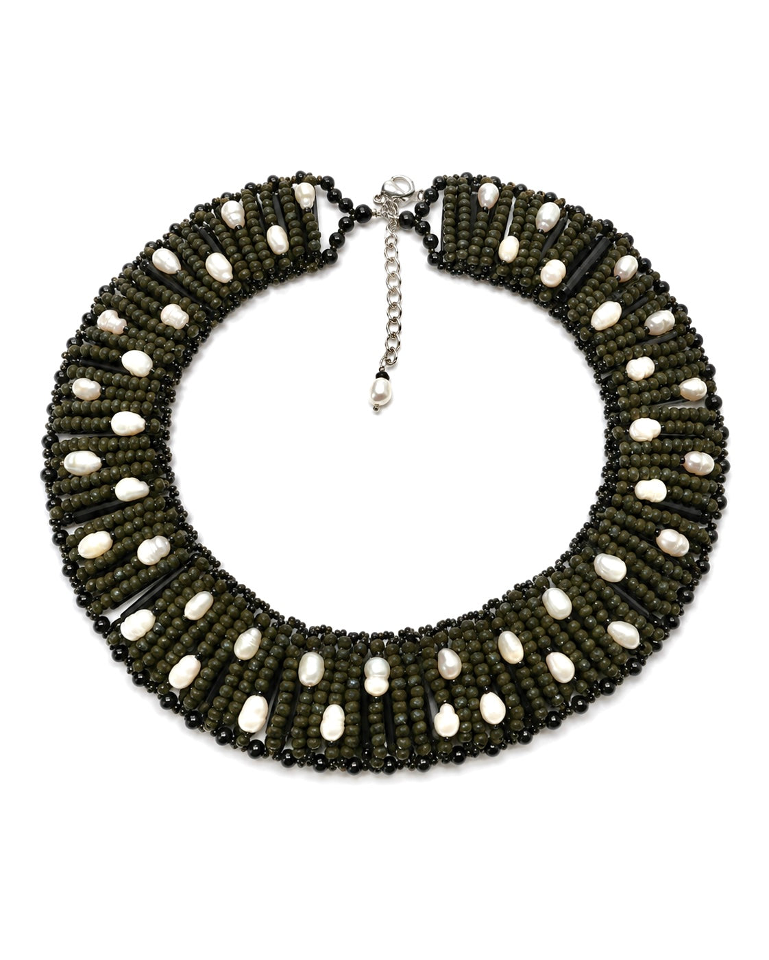 Collana artigianale verde oliva con perle naturali fotografata su fondo bianco.