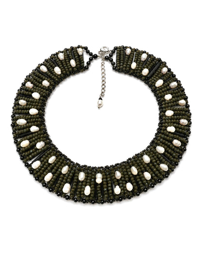 Collana artigianale verde oliva con perle naturali fotografata su fondo bianco.