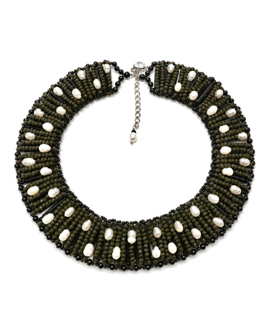 Collana artigianale verde oliva con perle naturali fotografata su fondo bianco.