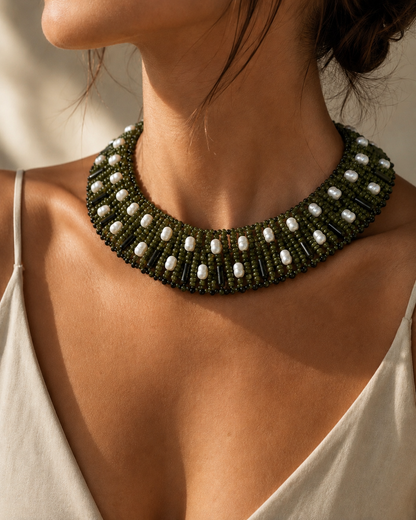 Collana artigianale verde oliva con perle naturali indossata su modella.