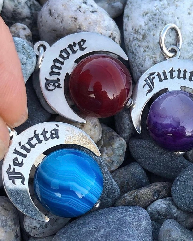 Collezione di talismani artigianali in Argento 925 con pietre naturali: Felicità, Amore e Futuro.