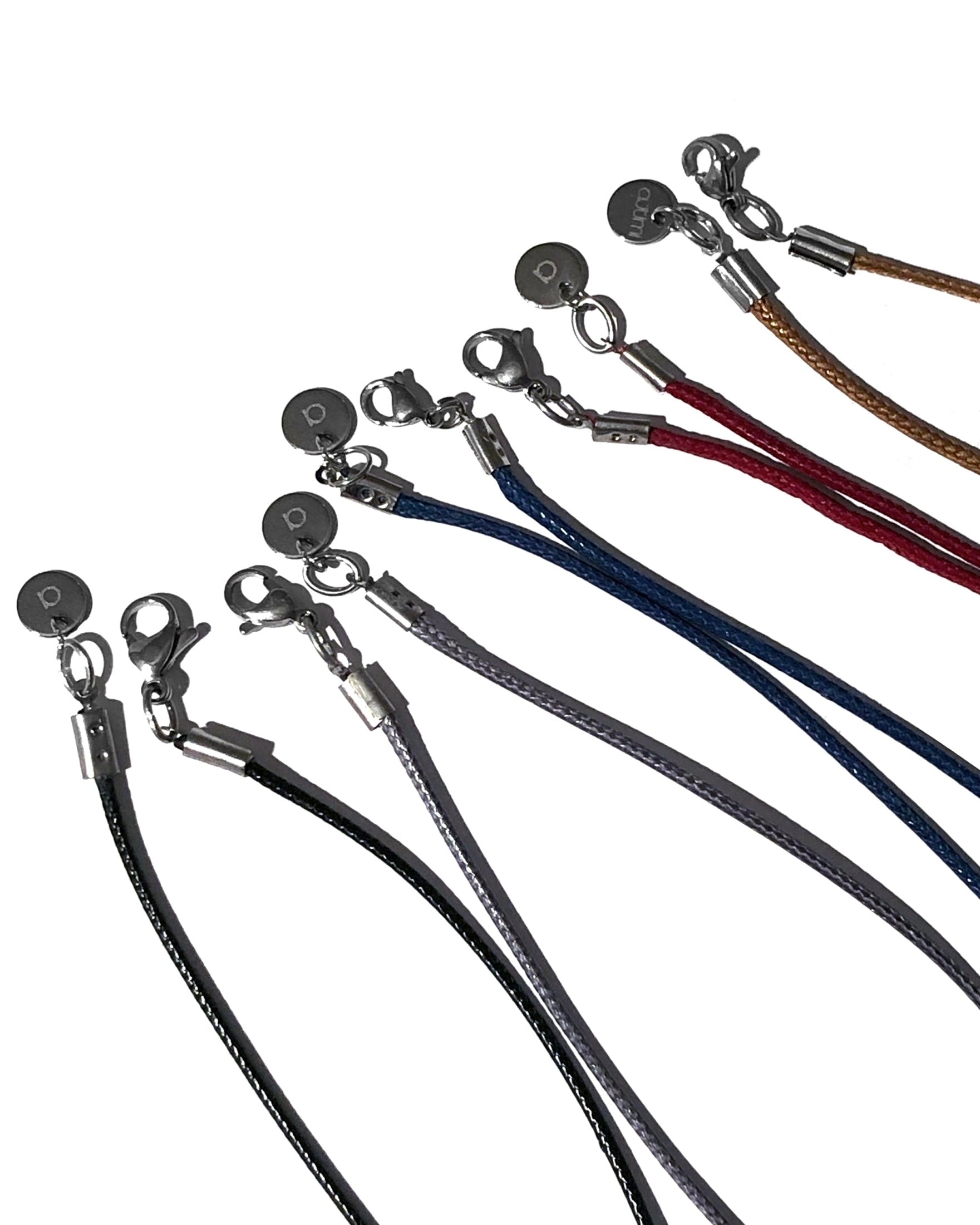 Dettaglio delle chiusure e dei cordini regolabili per collana con talismano in Argento 925.