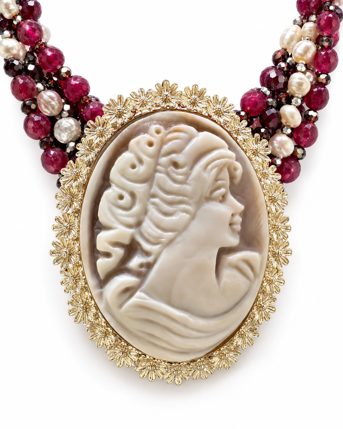     Dettaglio del cammeo originale in argento 925 con cornice composta da piccoli fiori