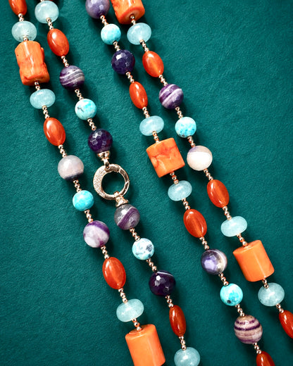 Dettaglio della collana artigianale con corallo bambù, giada azzurra, agata viola e componenti in argento rosato, con chiusura decorata.