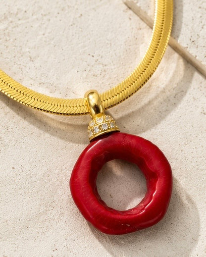 Primo piano del pendente in corallo bambù rosso montato su collana Snake in argento 925 dorato.