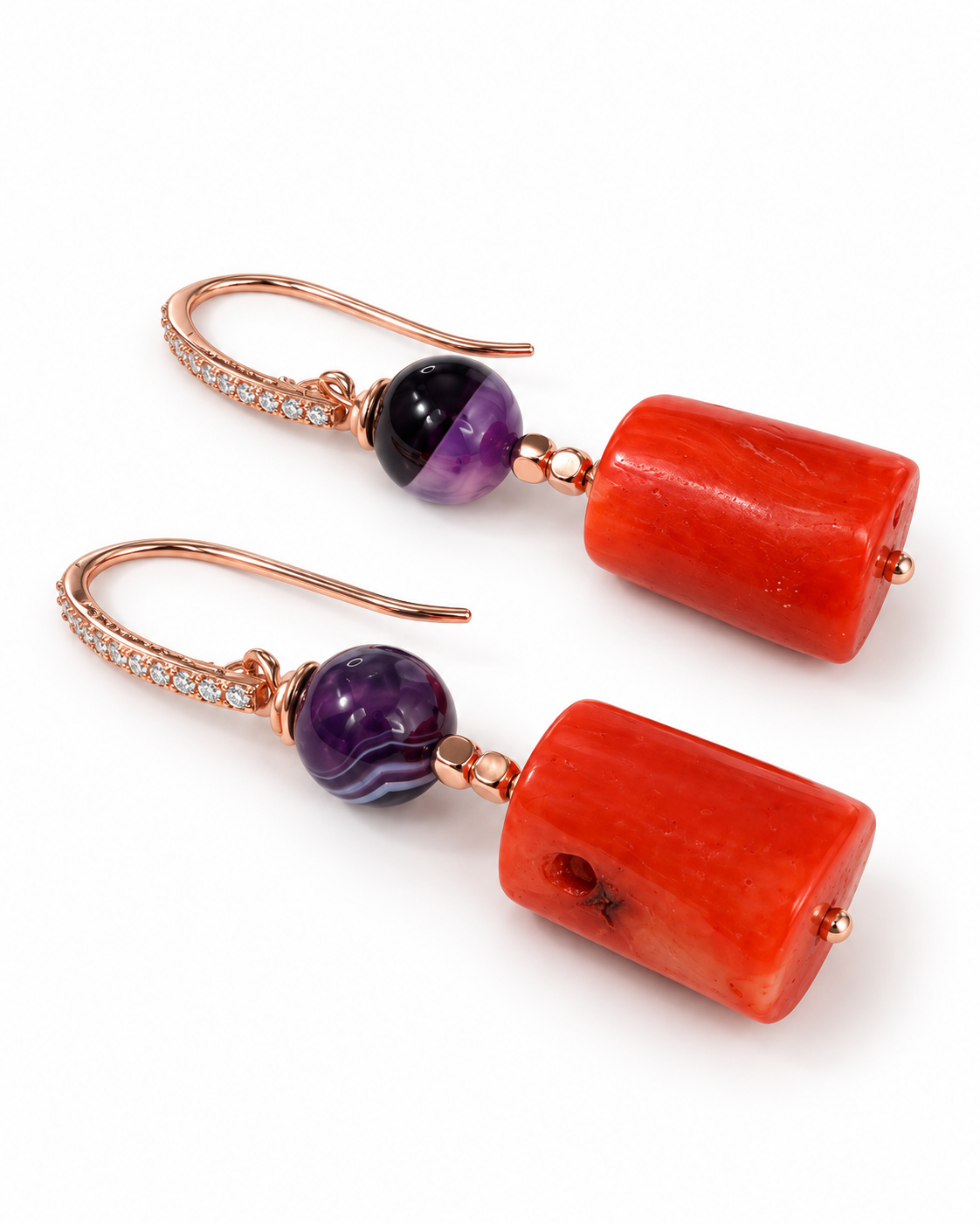 Orecchini in Argento 925 rosato con Corallo bambù arancio e Agata brasiliana viola, disposti in diagonale su fondo bianco.