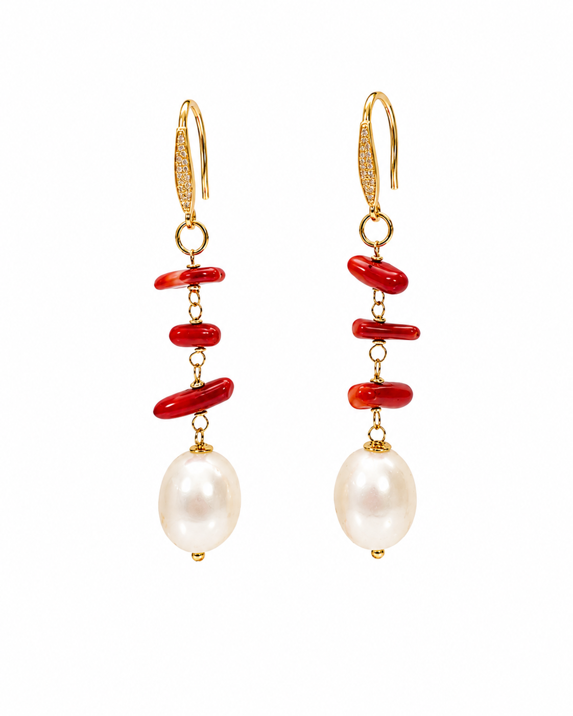 Orecchini in Argento 925 dorato con corallo rosso naturale e perla naturale su fondo bianco, vista frontale.