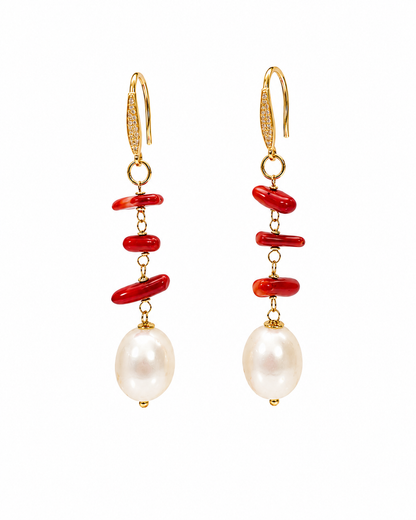 Orecchini in Argento 925 dorato con corallo rosso naturale e perla naturale su fondo bianco, vista frontale.