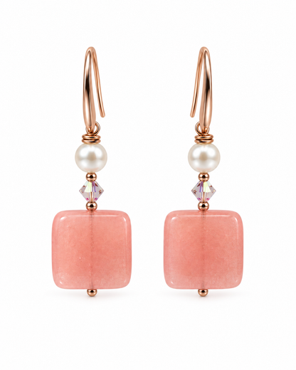     Orecchini artigianali in Argento 925 rosato con Giada Rosa, cristalli Swarovski e Perla Maiorca su fondo bianco