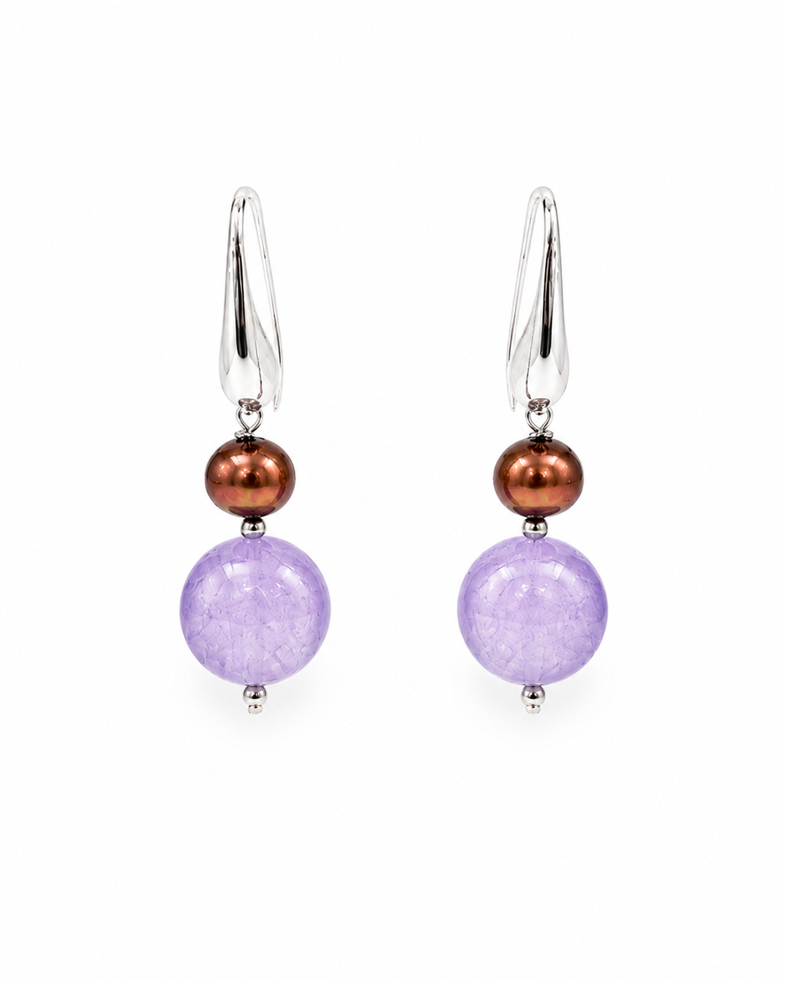 Orecchini in Argento 925 con giada viola naturale e perla naturale bronzo su fondo bianco, vista frontale.