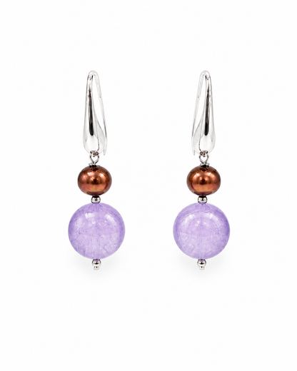 Orecchini in Argento 925 con giada viola naturale e perla naturale bronzo su fondo bianco, vista frontale.