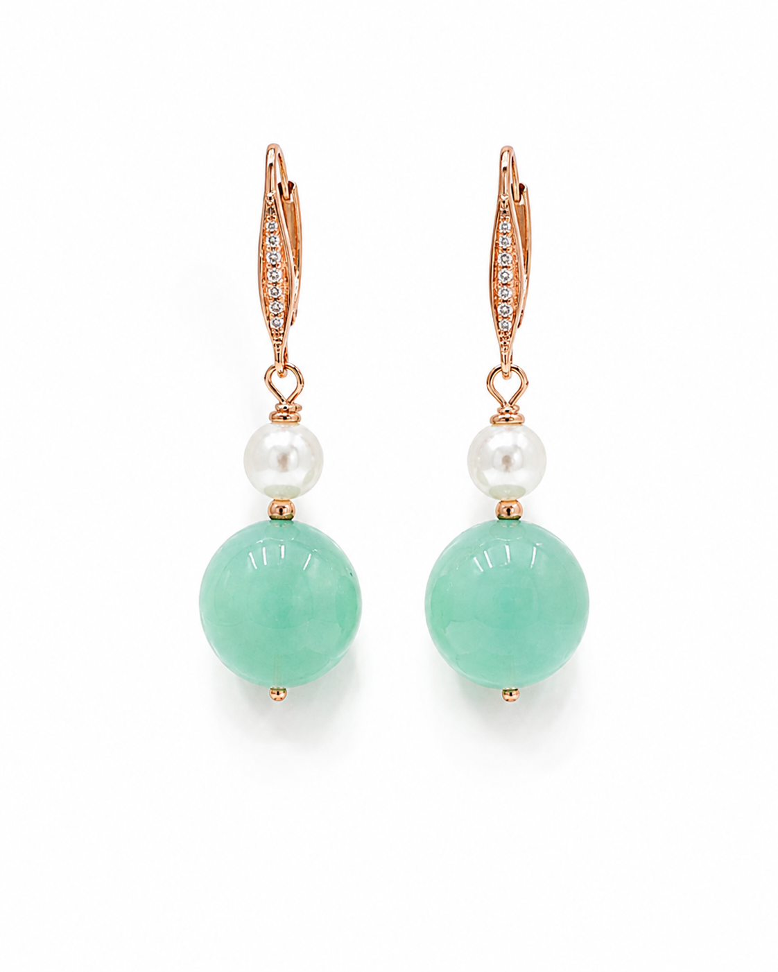 Orecchini in Argento 925 rosato con zirconi, giada verde acqua e perla di Maiorca su fondo bianco, vista frontale.