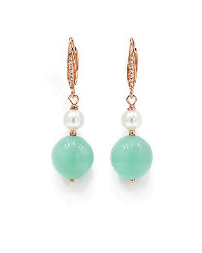 Orecchini in Argento 925 rosato con zirconi, giada verde acqua e perla di Maiorca su fondo bianco, vista frontale.