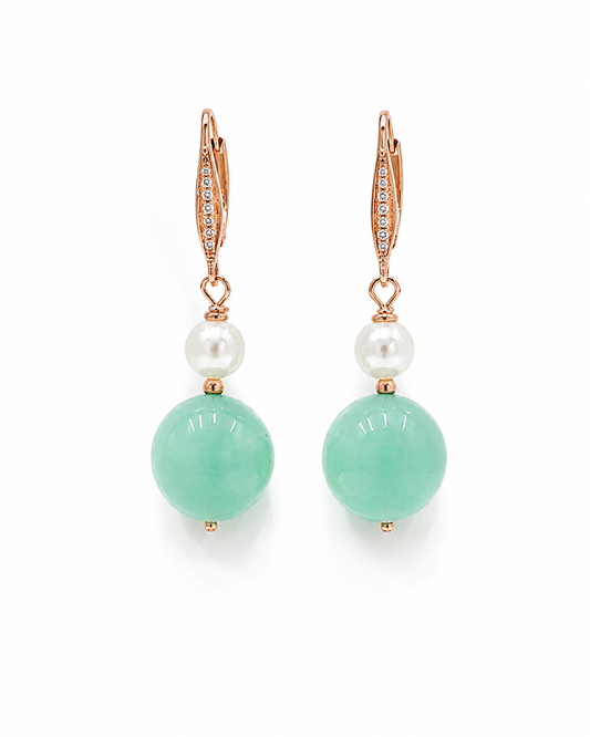 Orecchini in Argento 925 rosato con zirconi, giada verde acqua e perla di Maiorca su fondo bianco, vista frontale.