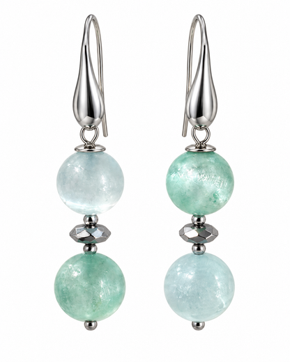 Orecchini pendenti in Argento 925 con sfere di Selenite dai toni verde acqua e dettagli sfaccettati, su fondo bianco.