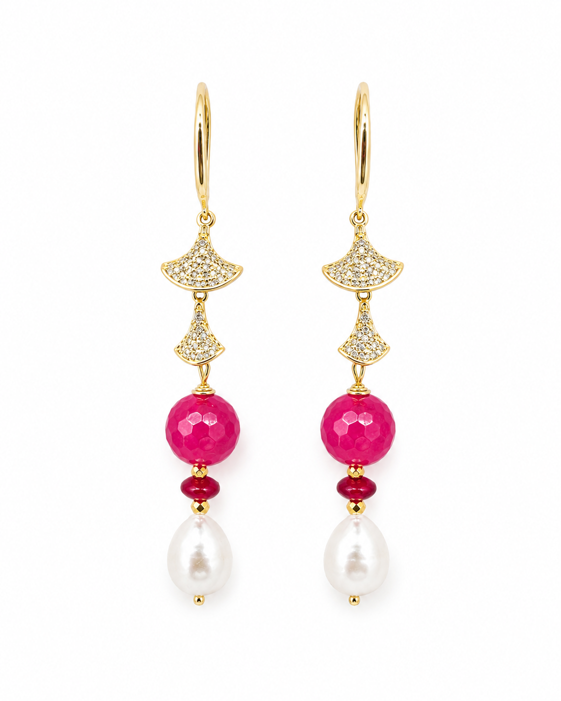 Orecchini pendenti in argento dorato con perle naturali a goccia, pietre dure fucsia sfaccettate e dettagli luminosi. Gioiello elegante e raffinato realizzato a mano.