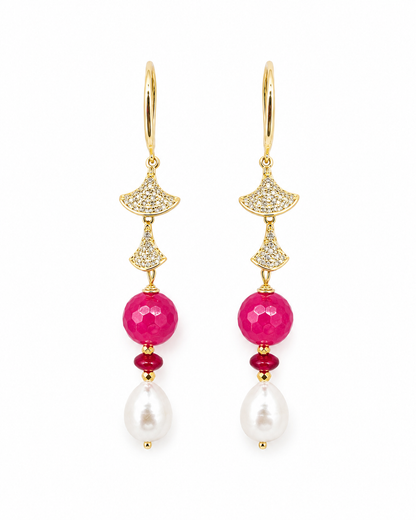 Orecchini pendenti in argento dorato con perle naturali a goccia, pietre dure fucsia sfaccettate e dettagli luminosi. Gioiello elegante e raffinato realizzato a mano.