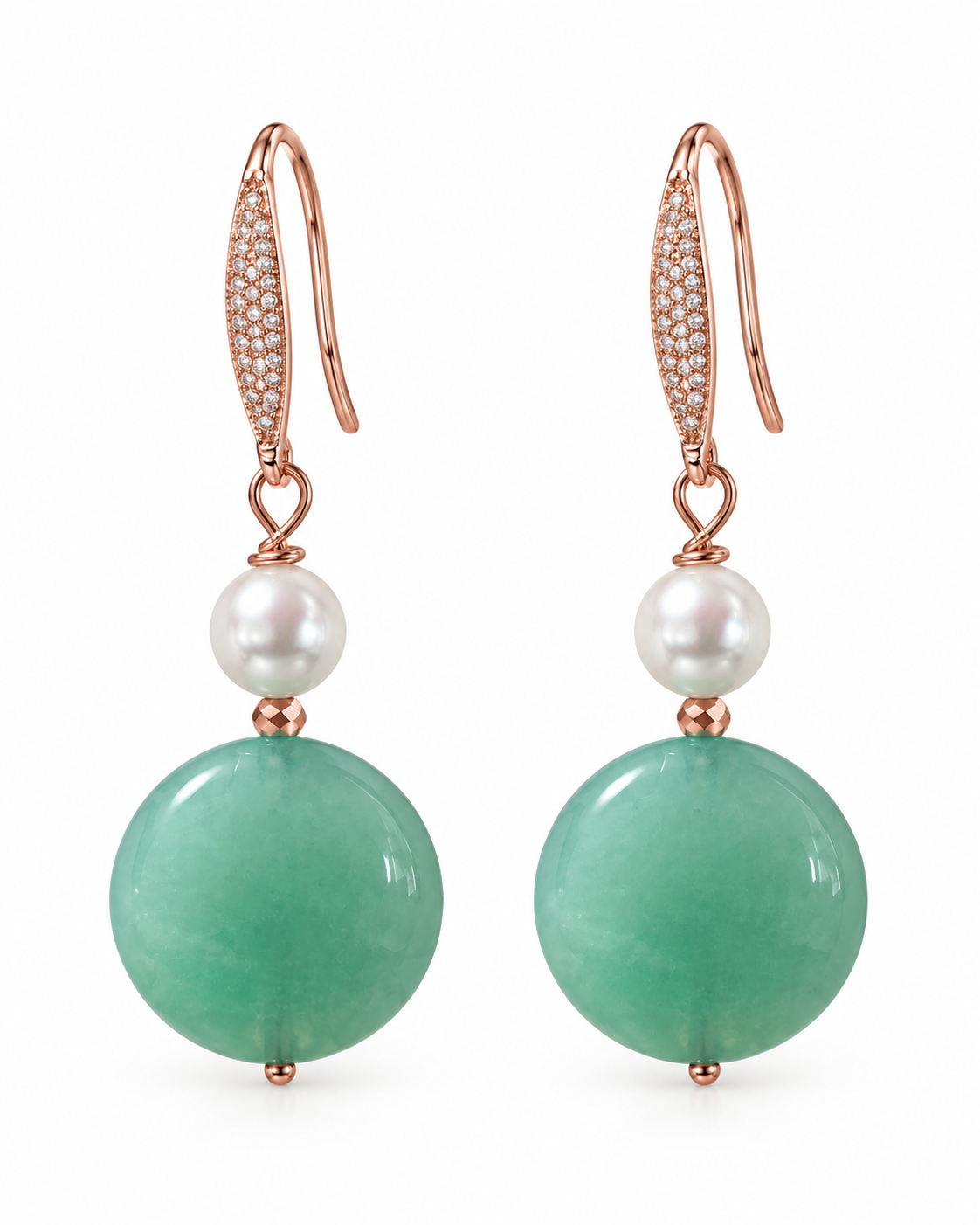 Orecchini pendenti in argento rosato con perle Maiorca e giada verde, fotografati su fondo bianco.