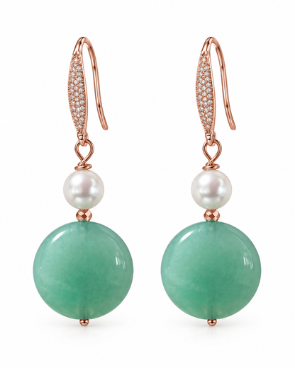 Orecchini pendenti in argento rosato con perle Maiorca e giada verde, fotografati su fondo bianco.