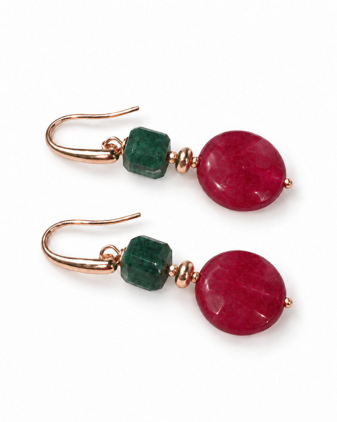 Dettaglio degli orecchini in giada rossa, tormalina ed ematite rosata con monachella aperta in Argento 925