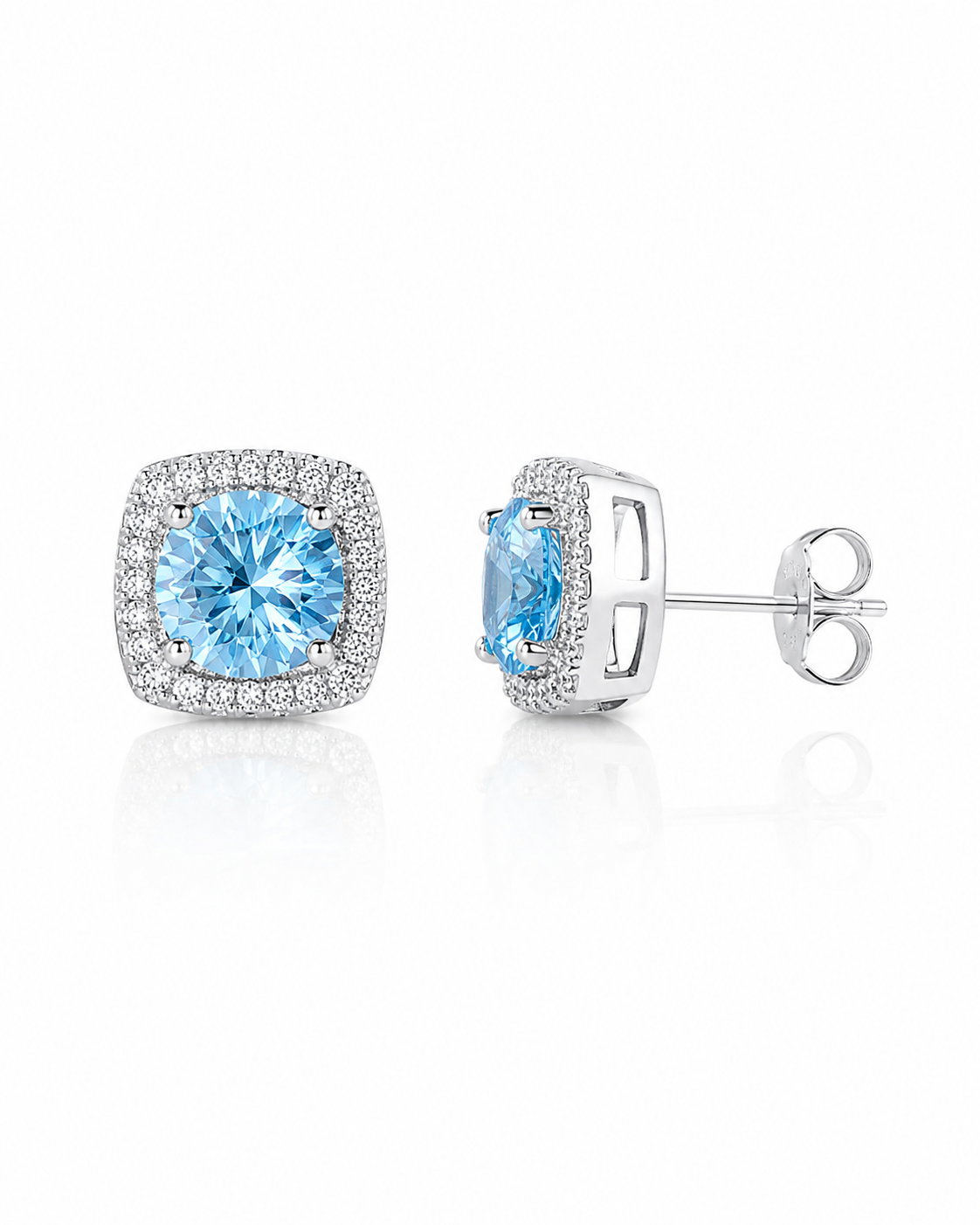 Orecchini a lobo in Argento 925 con moissanite color acquamarina taglio brillante e contorno halo di moissaniti bianche, vista frontale e laterale.