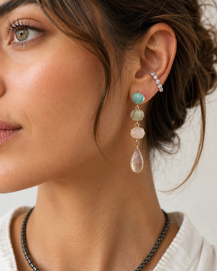Orecchini pendenti in ottone rodiato con pietre multicolore nei toni dell'acquamarina, grigio, rosa e lilla.