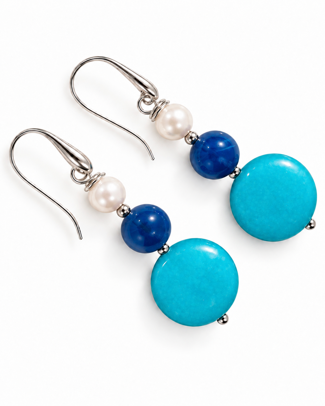     Dettaglio degli orecchini pendenti con agata blu, giada azzurra, perla Maiorca e palline di ematite.