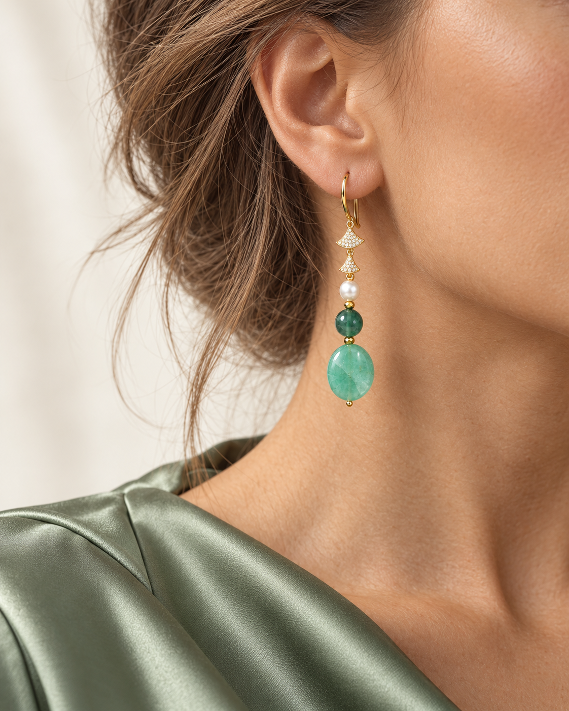 Orecchino artigianale in Argento 925 con giada e agata brasiliana indossato con abito verde salvia