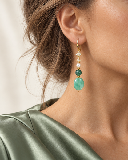 Orecchino artigianale in Argento 925 con giada e agata brasiliana indossato con abito verde salvia