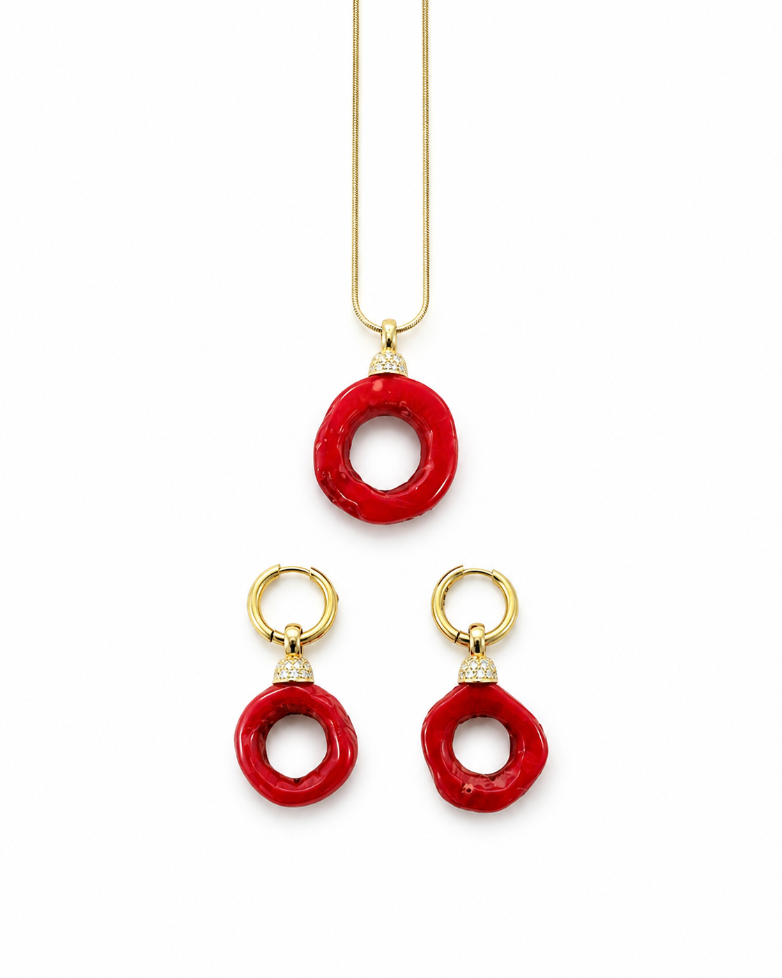 Parure in corallo bambù rosso e argento composta da collana con pendente ad anello e orecchini pendenti coordinati.