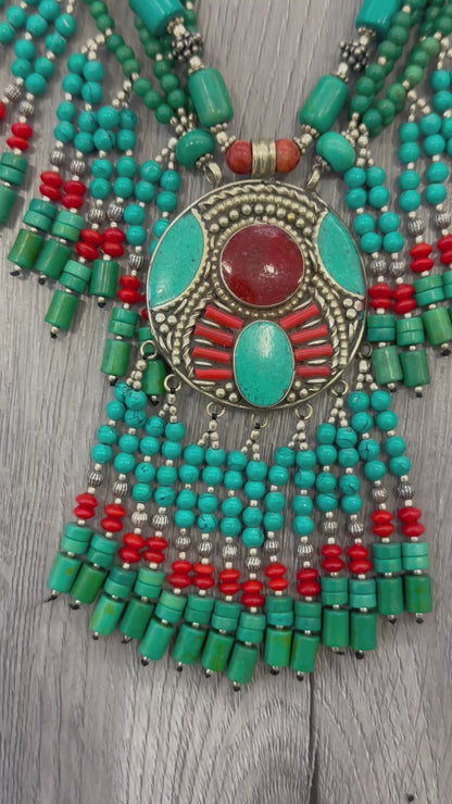 Collana Tibetana Artigianale con Pendente Ovale e Frange in Perline Verde-Turchese