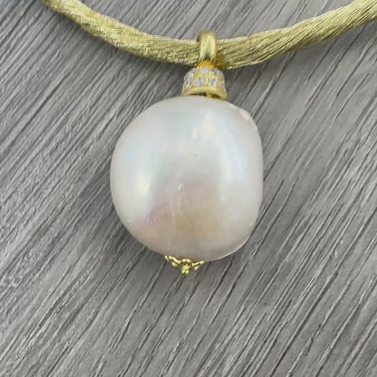 Collana Artigianale con Perla Barocca Naturale e Cordino Dorato