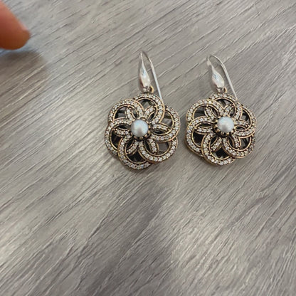 Orecchini in Argento 925 con Perla. Design a Fiore