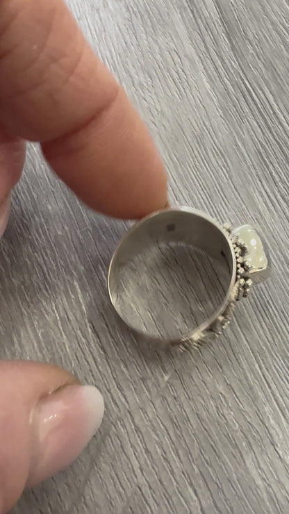 Anello in Argento con Pietra di Luna – Fascia Larga Artigianale Boho Chic