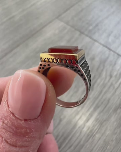 Anello Chevalier da Mignolo in Argento 925 con Pietra Quadrata Corniola