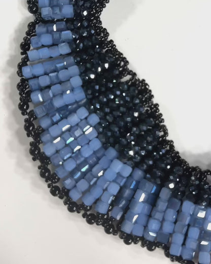 Collana Statement Blu Notte Ricamata a Mano