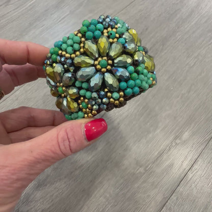 Bracciale Artigianale con Cristalli Verdi - tecnica Macrame’