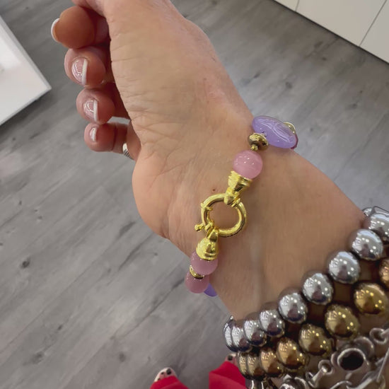 Bracciale artigianale con giada viola e rosa, tormalina rossa, ematite dorata e chiusura in argento placcato oro