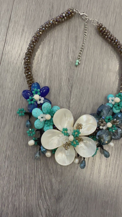 Collana floreale artigianale con madreperla, cristalli blu e pietre turchesi
