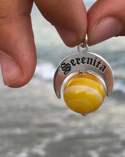 Talismano in Argento 925 con Agata Brasiliana Gialla Striata naturale in foto ambientata al mare