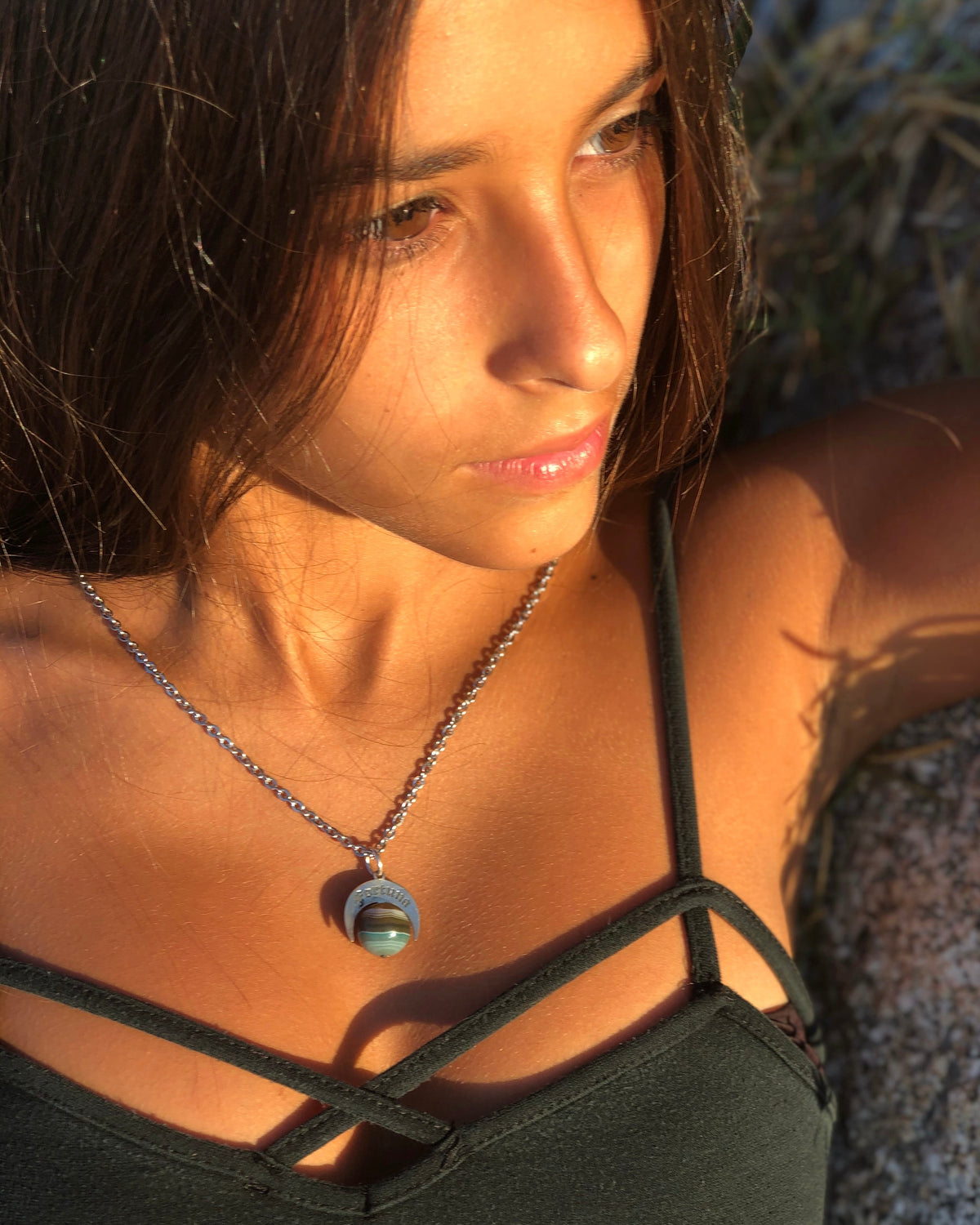Talismano artigianale in Argento 925 e Agata Brasiliana Verde Striata indossato 
